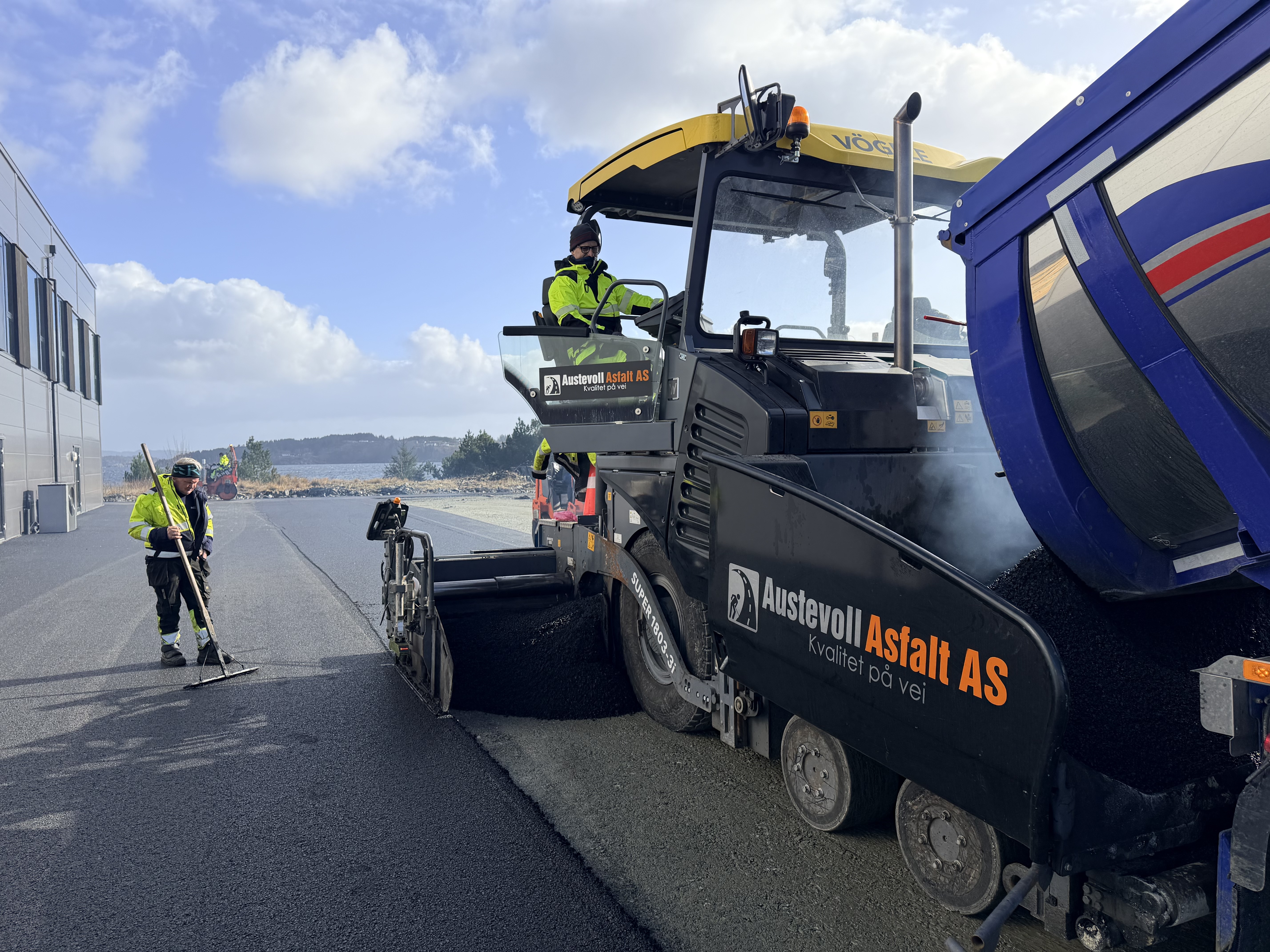 Profesjonell asfaltlegging med moderne maskineri