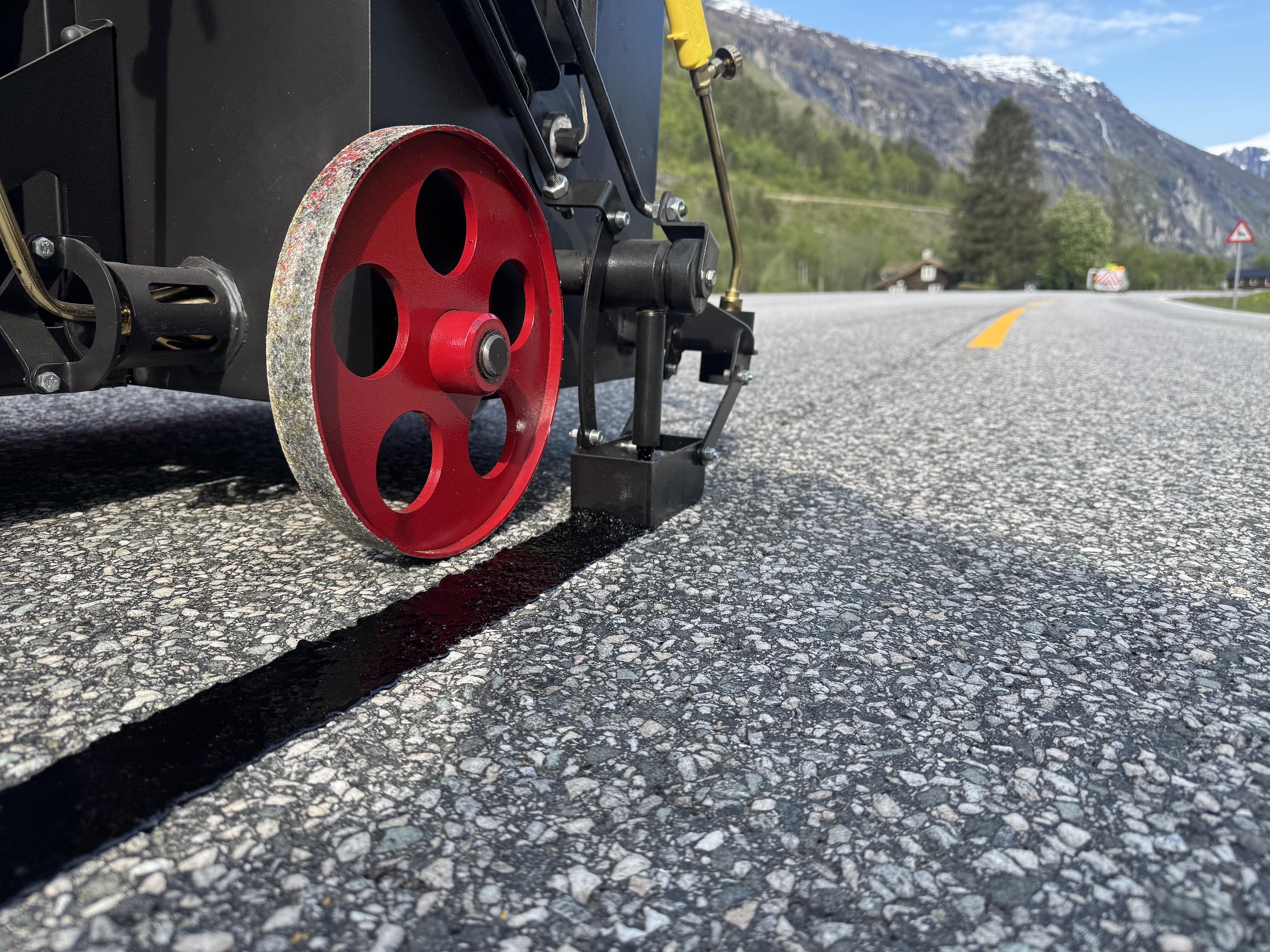 Fuging av asfaltsprekker